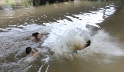 2 nam sinh chết đuối thương tâm khi đi tắm sông